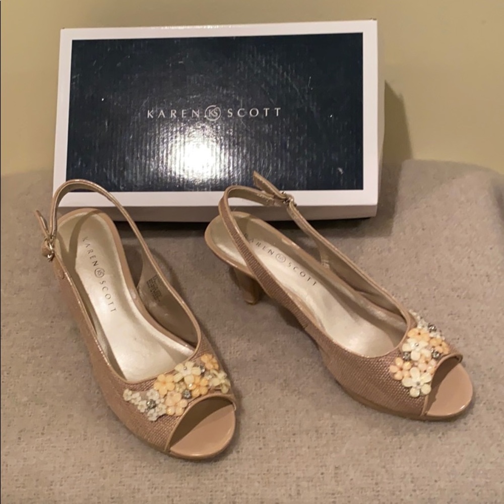Ladies Karen Scott 8.5 beige and pink pumps.